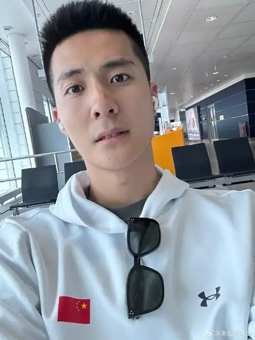 朱松玮晒国家队球衣:新的挑战 全力以赴