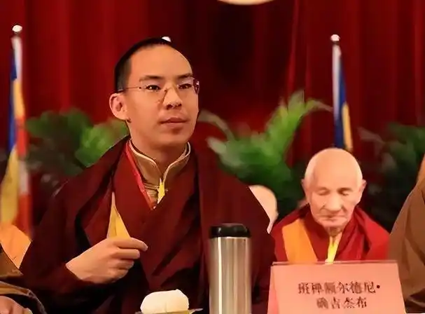 "随后,确吉坚赞在青海省塔尔寺举行了