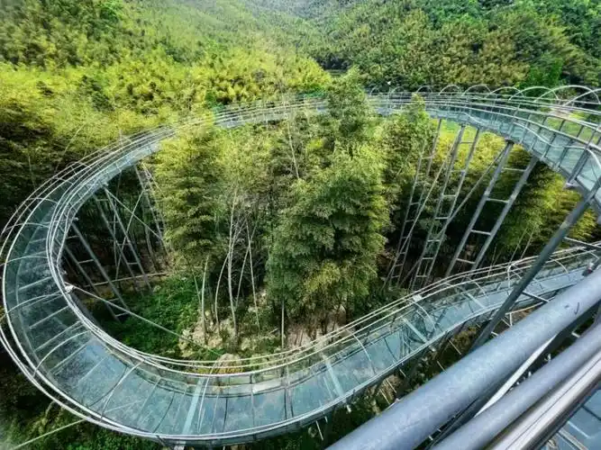 竹林深处的高空玻璃栈道漂流让您玩到嗨