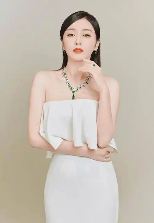 原创被秦岚的括号臀迷住了穿白色鱼尾裙凹身材腰臀比太惊艳