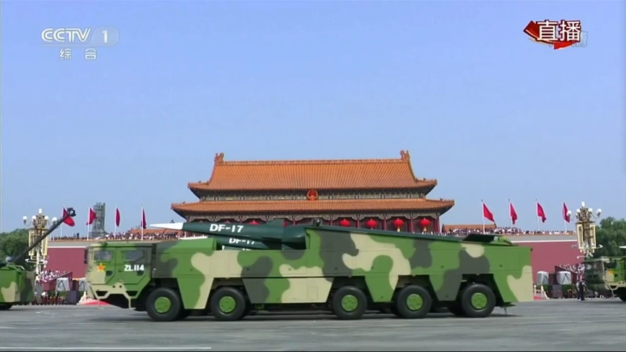 东风-17常规导弹方队首次亮相