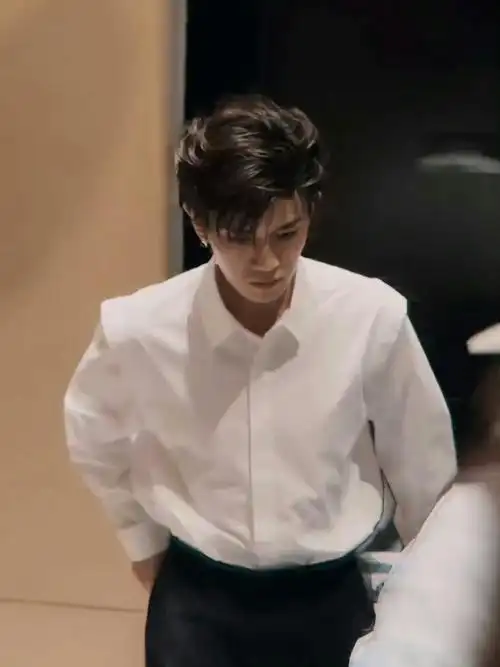 白衬衫国超 帅疯了#任嘉伦