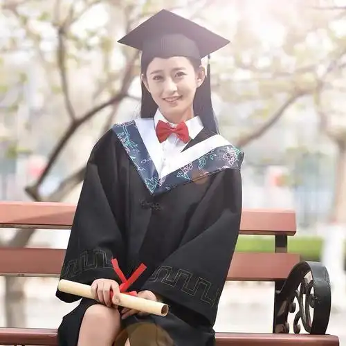 穿学位服拍个毕业照,也太没有毕业的仪式感了吧[呲牙]我家租套学士服