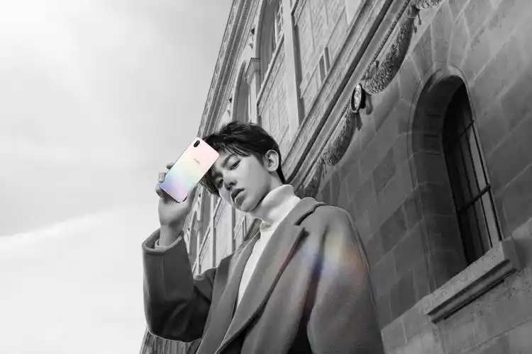 主题:@时尚芭莎:日光倾城的巴黎午后,少年@蔡徐坤 骑着单车穿过慵懒的