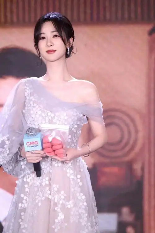 #杨紫藕粉单肩裙#