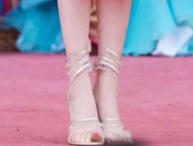 毛晓彤现身五一晚会却被第一张照片抢镜如果不仔细看还真发现不了