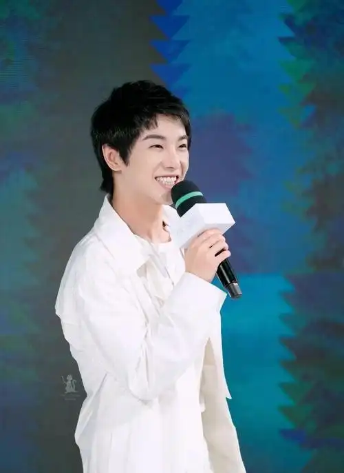 华晨宇上海见面会壁纸送上笑起来好看的要命