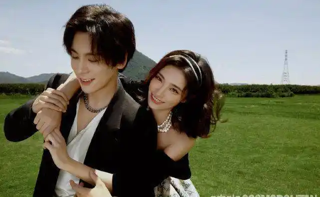 许佳琪魏哲鸣合体拍七夕大片,同色系穿搭颜值登对,互动亲密自然_网友