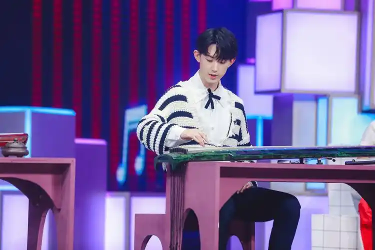 郭俊辰再登《快乐大本营》 献诗"九妹"引爆全场