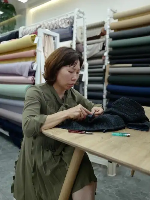 看她一针一线缝衣服的身影看了三十年