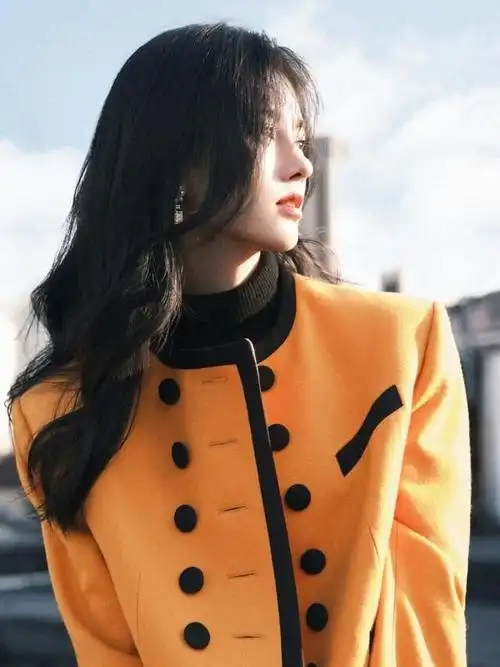 鞠婧祎港风打扮真惊艳短外套紧身裤穿出好比例这发量我服了