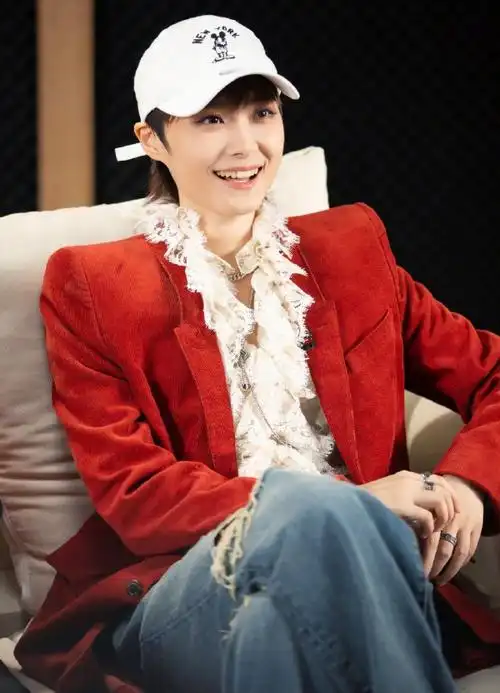 李宇春终于意识到自己的美貌,尝试穿"蛋糕西服",结果惊艳到了