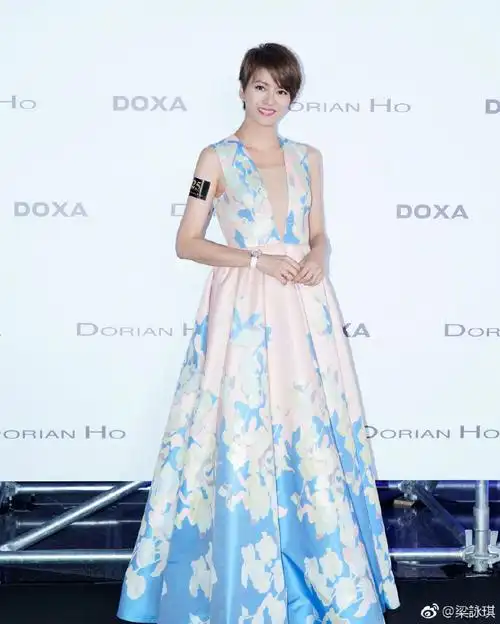 一件黑色半透明连衣裙出席电影节,个性又时髦|梁咏琪|半透明|电影节