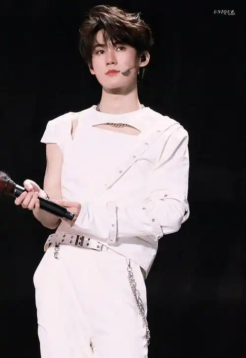 240126 全能vocal张真源:轮回舞台的激情燃动,粉丝热潮涌动!