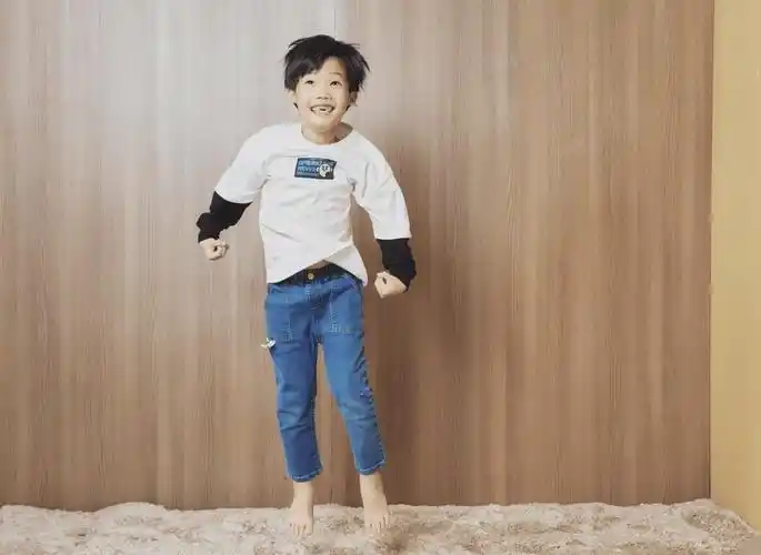 45岁侯佩岑母亲节晒全家福,携总裁老公秀恩爱,父子三人皮肤黝黑