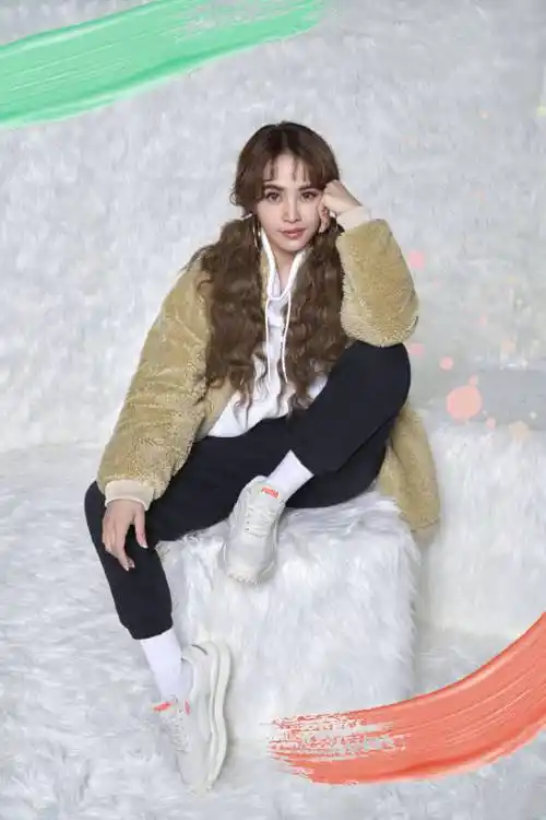 蔡依林扎卷发双马尾扮美,花式卖萌还自称甜甜,40岁依旧少女颜_状态