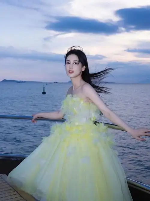 40岁的@黄圣依 最近写真曝光,在海风和晚霞中浅笑嫣然,果然年龄对于女