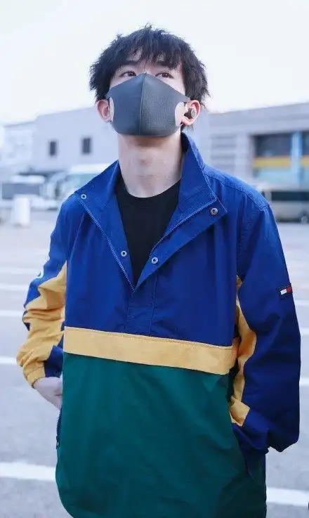 易烊千玺宁波出发,这头发造型有些傲骄!