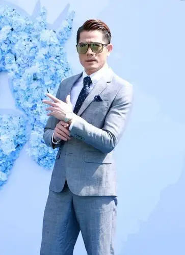 郭富城颜值依旧宝刀未老!一身帅气深灰色格子西装现身马术赛