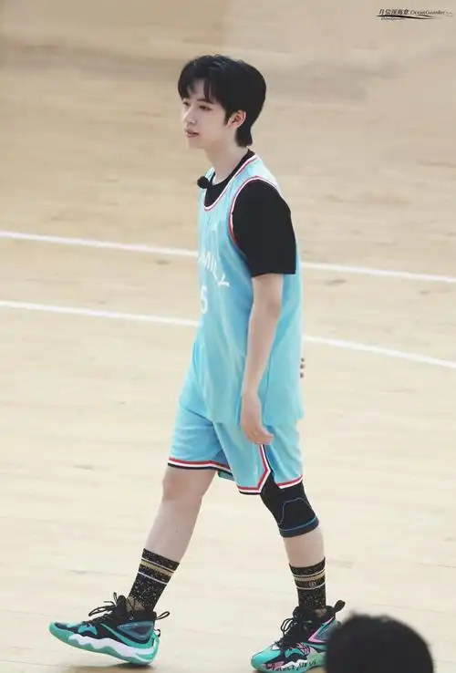 打篮球90很棒的帅气学长"@时代少年团-贺峻霖#贺峻霖夏季运动会路透