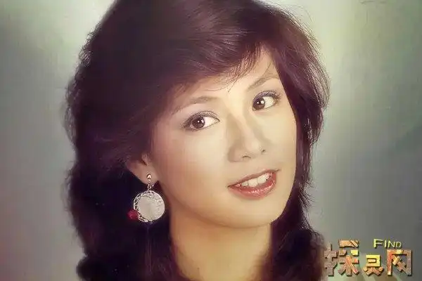 1985年5月11日翁美玲在家中开煤气自杀,首先发现她去世的人是邹世龙