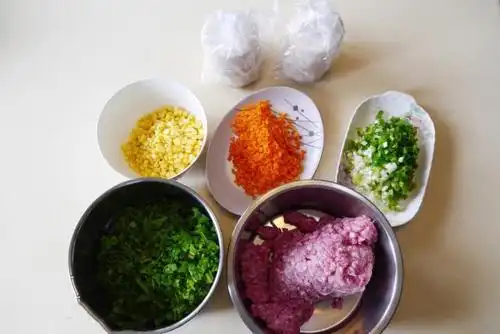 三色饺子> 材料: 1.绞肉960g 2.青葱90g 3.菠菜200g 4.玉米100g 5.