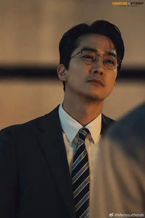 宋承宪新剧 这个西装眼镜造型 人夫感 10086 爱了