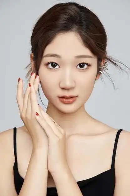 魅力四溢的模特兼演员 孔馨仪,一个充满活力和魅力的女孩,身高178厘米