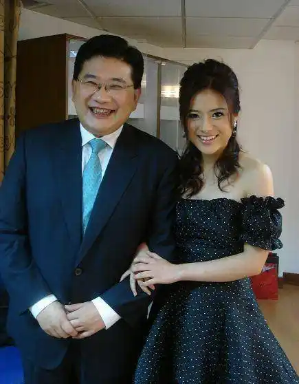 主持人陈辰,晒出四张美照,令粉丝大饱眼福,她丈夫余笛大有来头_东方