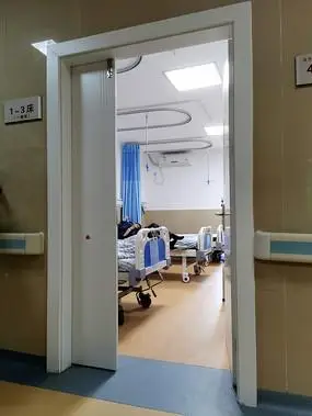 开着门的医院病房