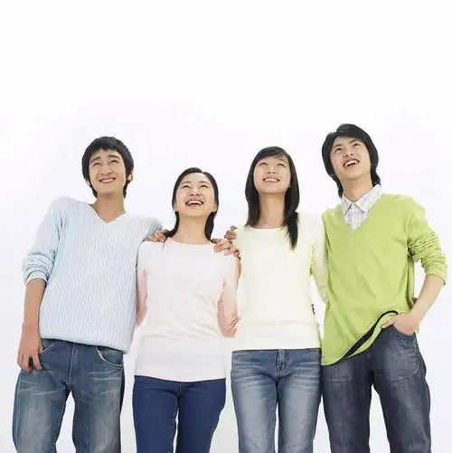 东方人,四个人,伙伴,朋友,站,笑,微笑,露齿笑,竖图,室内,白天,白色