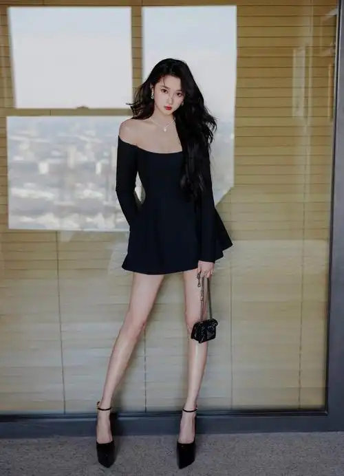 关晓彤 身穿黑色抹胸短裙性感优雅, 皮肤白皙光泽双腿修长__财经头条