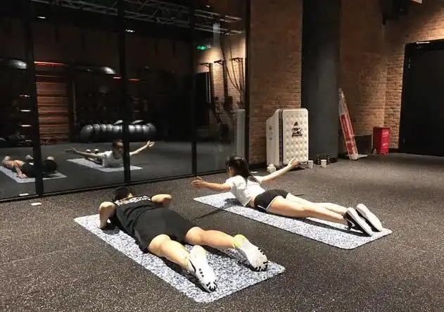 新人演员蒋依依,演技一流身材曼妙,健身房苦练身材挥洒汗水_动作_训练