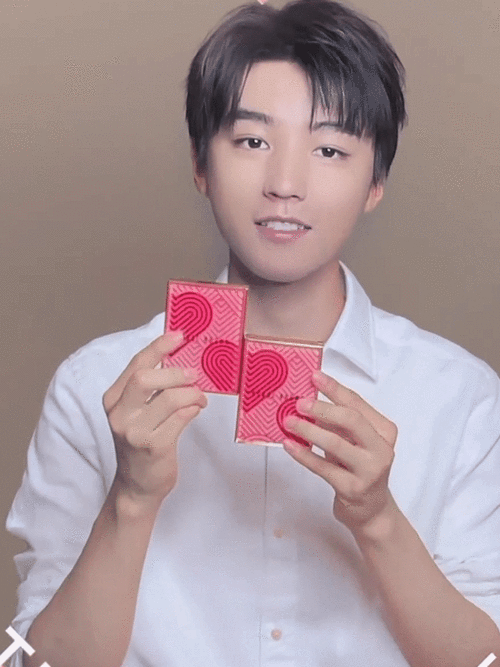 王俊凯比心好甜快收好