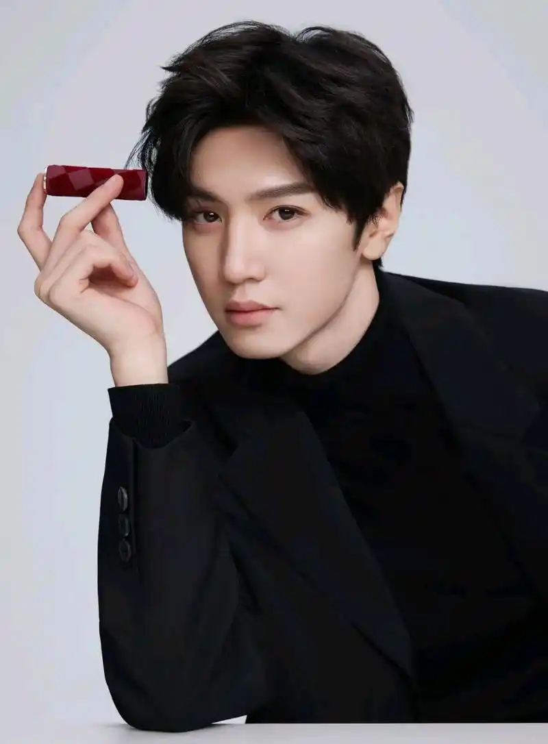 陈哲远,不愧是深大校草  之前做过深圳大学的校服模特,15年参加《流行