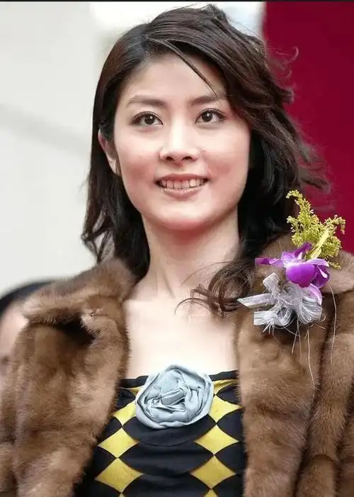 要是你不认识这张脸,肯定会觉得这是个皮肤白嫩,长得挺漂亮,头发乌黑