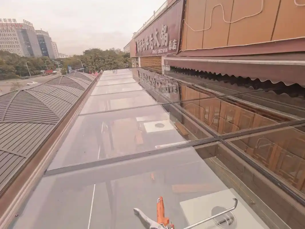 施工现场实拍 #铝合金雨棚 3家玻璃雨棚完工照片,请欣赏  - 抖音