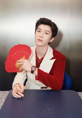 冬季穿搭,红色少不了,先解析范丞丞穿搭为敬了