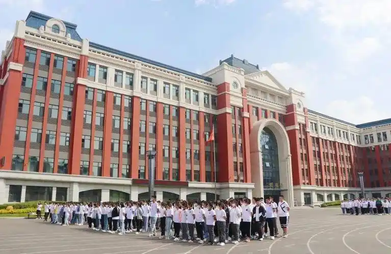 第四名和第六名,被该校收入囊中;其次是哈三中,大庆实验中学和哈九中