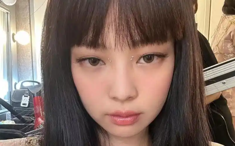 【jennie】妮更新ins动态,齐刘海黑长直太美了!