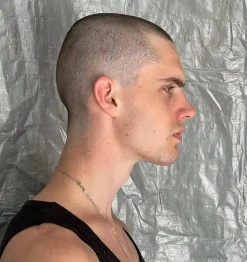 james bayer(爱德华·詹姆斯·拜耳)剃掉了头发,成为了一名寸头男孩