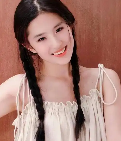 惊曝!刘亦菲遭校园霸凌,曾在毒舌学生的侮辱下艰难求学