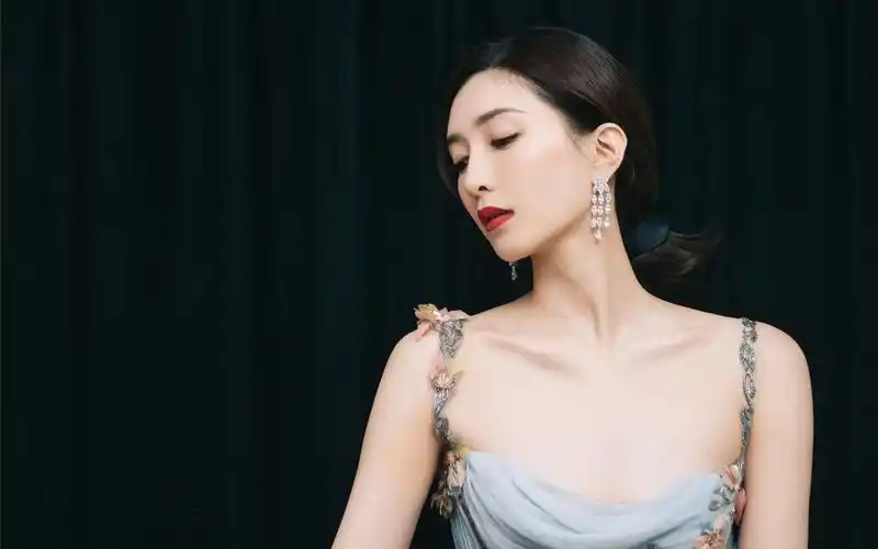 江疏影高开叉长裙性感写真壁纸图片