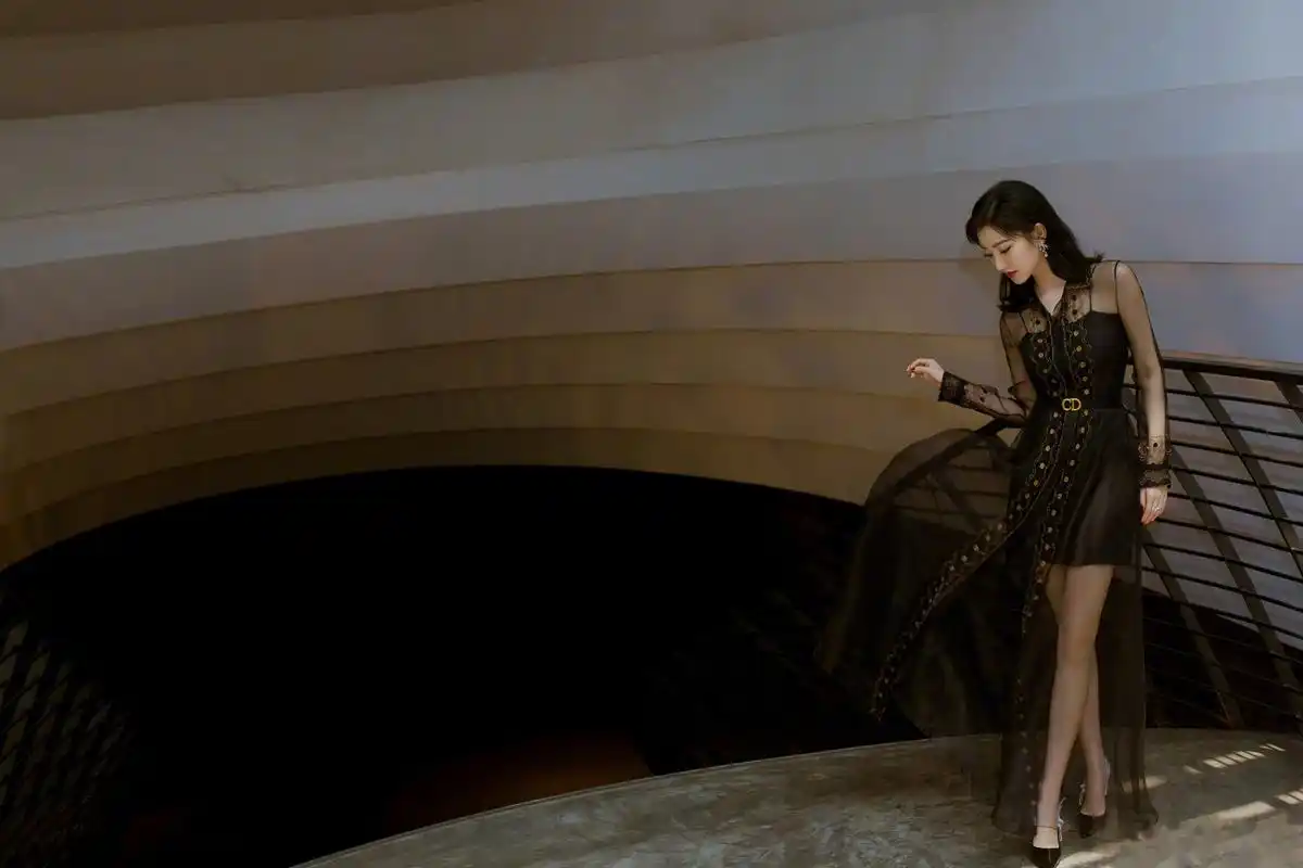 景甜亮相成都dior迪奥二零一九早秋男装系列发布秀.