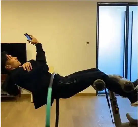 41岁谢霆锋露好身材展现巧克力腹肌网友赞太凡尔赛了