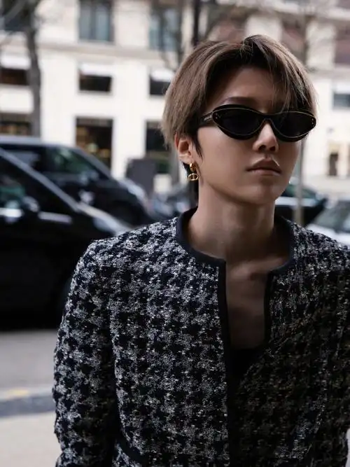 刘雨昕巴黎时装周##刘雨昕巴黎街头应援