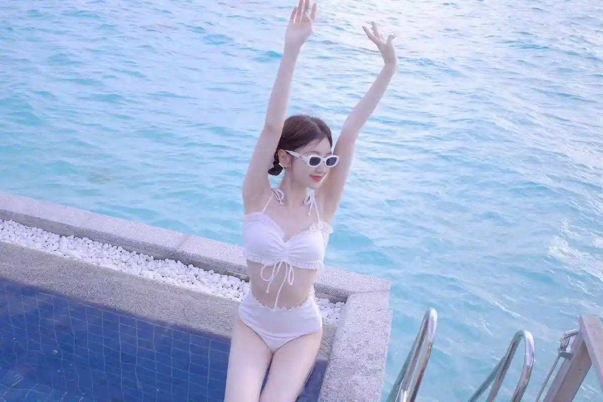 毛晓彤泳装照写真,身材又白又辣,特别吸睛!