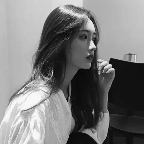 霸气冷漠女生头像黑白,不要踮着脚尖去爱一个人