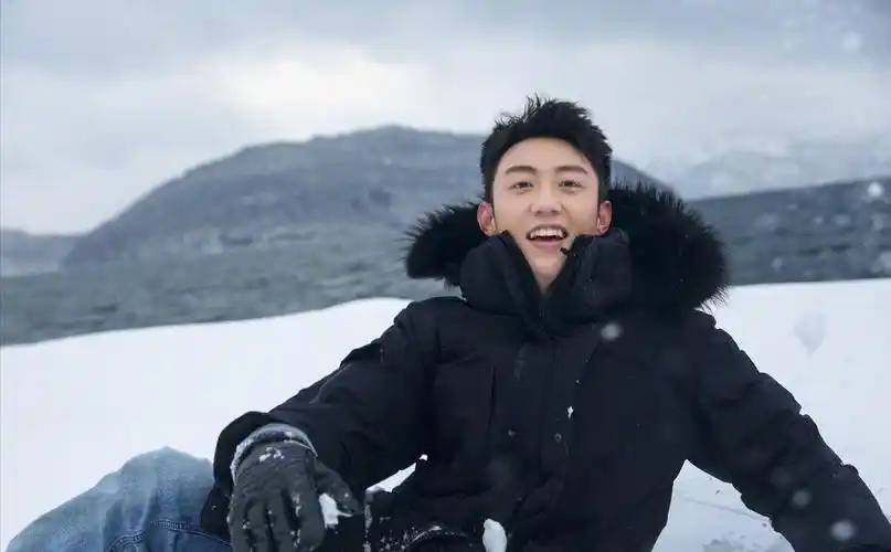 黄景瑜"突袭"李沁帐篷,意在讨吃却遭拒,未见佳人只能转而逗狗