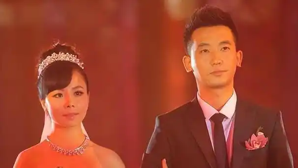 王二妮结婚后,仍然保持着原来的工作习惯,而李飞则选择了默默支持妻子